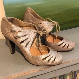 Silver, Sparkky Seychelles heels. Vintage style. Fun & Comfortable